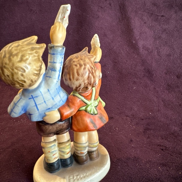 Goebel /Hummel Figurine #133/0 “Goodbye" TMK 5 Auf Wiedersehn 1979 - Picture 4 of 6